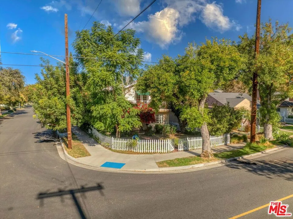 1421 W Clark Avenue, Burbank, California 91506 home-pic-4